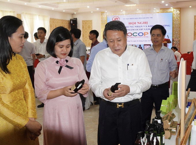 Ông Hà Sỹ Đồng, Phó Chủ tịch Thường trực UBND tỉnh Quảng Trị tham quan gian hàng trưng bày các sản phẩm OCOP được UBND tỉnh Quảng Trị công nhận năm 2022. Ảnh: Nguyên Linh - TTXVN Quảng Trị khuyến khích phát triển sản phẩm gắn với du lịch ảnh 2