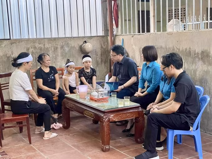 Đại diện Ban Cán sự Đảng Bộ Giáo dục và Đào tạo thăm hỏi gia đình cô giáo tử nạn trên đường đến trường ảnh 2