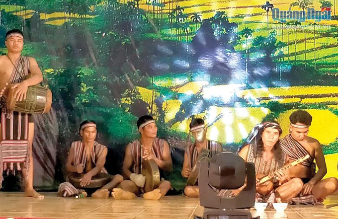 Đồng bào Hrê ở huyện Ba Tơ trình diễn nghệ thuật chiêng Ba. Ảnh: Báo Quảng Ngãi điện tử Để tiếng chiêng ba mãi vang xa ảnh 2