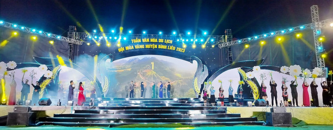Các đại biểu khai mạc Tuần Văn hóa - Du lịch, Hội mùa Vàng Bình Liêu 2023. Ảnh: TTXVN phát Khai mạc Tuần Văn hóa - Du lịch, Hội mùa Vàng Bình Liêu năm 2023 ảnh 2