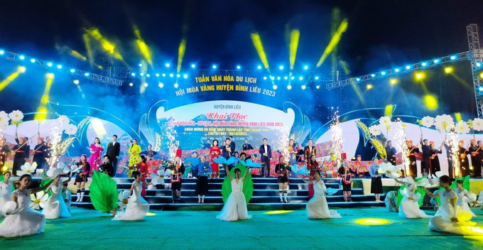 Màn trình diễn nghệ thuật chào mừng lễ khai mạc Tuần Văn hóa - Du lịch, Hội mùa Vàng Bình Liêu năm 2023. Ảnh: TTXVN phát Khai mạc Tuần Văn hóa - Du lịch, Hội mùa Vàng Bình Liêu năm 2023 ảnh 1