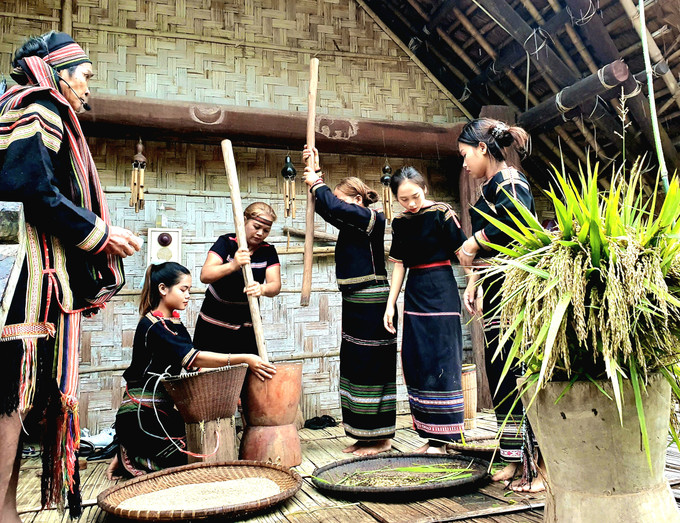 Đồng bào dân tộc Ê đê với lễ mừng lúa mới. Ảnh: Hoàng Tâm Hoạt động tháng 6 với chủ đề “Ngày hội gia đình” tại Làng Văn hóa - Du lịch các dân tộc Việt Nam ảnh 2