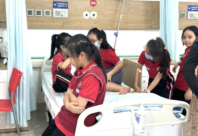 Các em học sinh Trường Victory nhập viện sau bữa ăn sáng. Ảnh: giaoducthoidai.vn Đắk Lắk: Tám học sinh nhập viện nghi ngộ độc thực phẩm ảnh 1