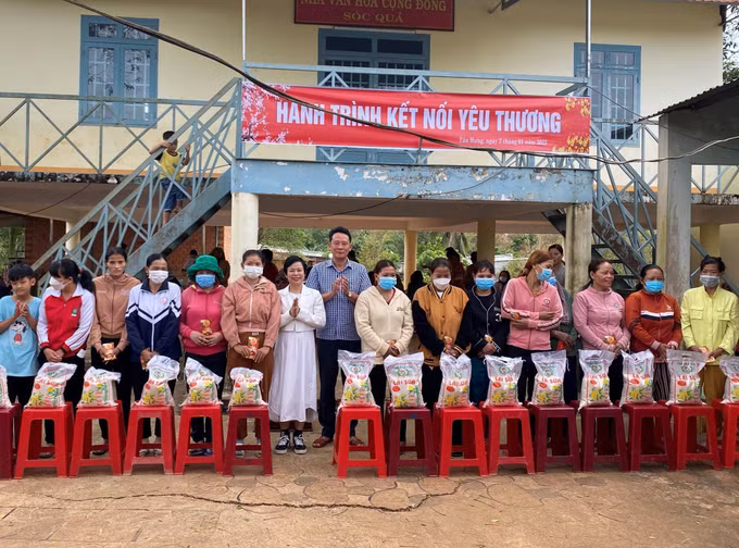 Tặng quà, khám bệnh và phát thuốc miễn phí cho đồng bào dân tộc thiểu số ở Bình Phước ảnh 3