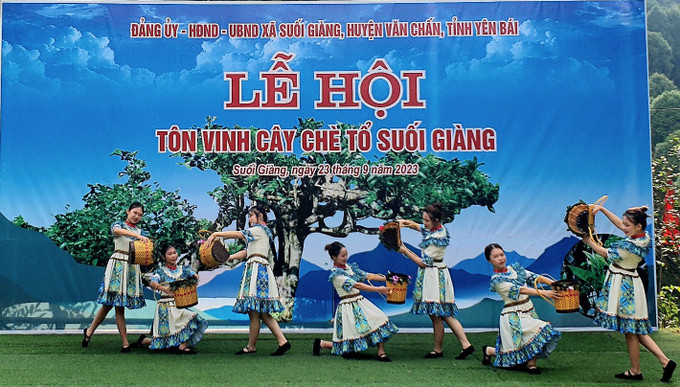 Tiết mục văn nghệ trong lễ hội. Ảnh: Hoàng Tâm Lễ hội Tôn vinh cây chè Tổ Suối Giàng ảnh 14