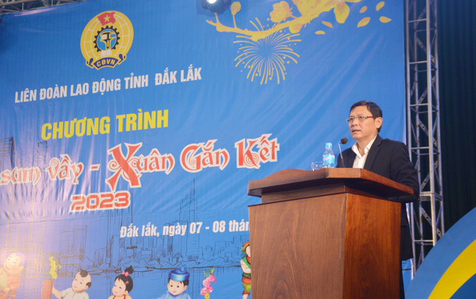 Phó Chủ tịch Thường trực UBND tỉnh Đắk Lắk Nguyễn Tuấn Hà phát biểu tại chương trình. Ảnh: Hoài Thu - TTXVN. Tết Sum vầy đến với đoàn viên, người lao động nghèo Đắk Lắk ảnh 1