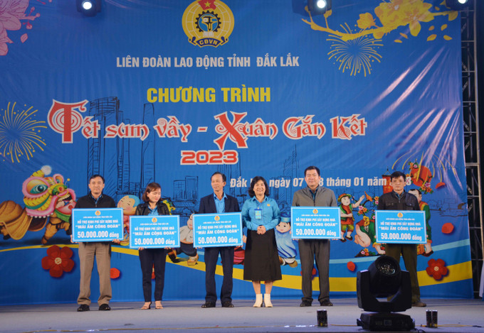 Trao Mái ấm công đoàn cho đoàn viên, người lao động có hoàn cảnh khó khăn về nhà ở. Ảnh: Hoài Thu - TTXVN. Tết Sum vầy đến với đoàn viên, người lao động nghèo Đắk Lắk ảnh 2