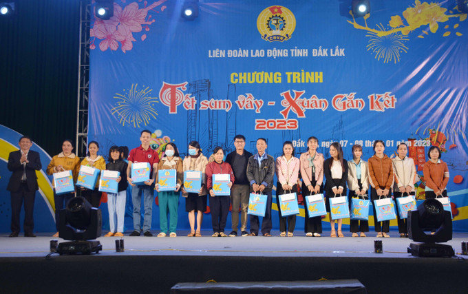 Liên đoàn Lao động tỉnh Đắk Lắk trao tặng quà Tết cho đoàn viên, người lao động có hoàn cảnh khó khăn. Ảnh: Hoài Thu - TTXVN. Tết Sum vầy đến với đoàn viên, người lao động nghèo Đắk Lắk ảnh 3