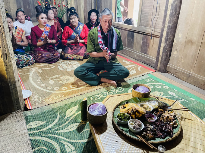Chủ lễ tiến hành các nghi lễ cúng vào nhà mới. Ảnh: Hoàng Tâm Đặc sắc lễ vào nhà mới của đồng bào dân tộc Lào ảnh 9