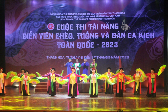 Tiết mục văn nghệ chào mừng cuộc thi. Ảnh: Hoa Mai - TTXVN Khai mạc cuộc thi tài năng diễn viên Chèo, Tuồng và Dân ca kịch toàn quốc ảnh 2