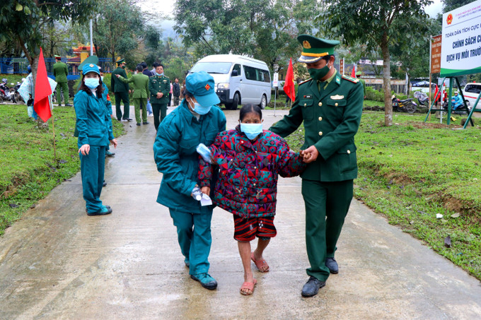 Nhiều cụ già, người dân khó khăn được các cán bộ bộ đội biên phòng hỗ trợ, chăm sóc tận tình. Ảnh: Tường Vi - TTXVN Mang Tết đầm ấm đến với vùng cao Thừa Thiên - Huế ảnh 2