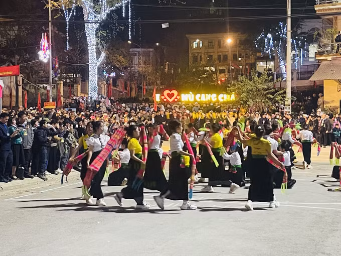 Nghệ thuật khèn và nghệ thuật dùng sáp ong tạo hoa văn trên vải của đồng bào Mông được công nhận là Di sản văn hóa Phi vật thể quốc gia ảnh 10