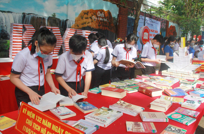 Nhiều học sinh đến tham quan, tìm hiểu các loại sách. Ảnh: baodantoc.vn Nhiều hoạt động hưởng ứng Ngày Sách và Văn hóa đọc tại Đắk Lắk ảnh 1