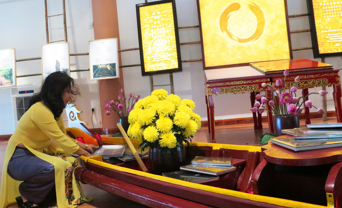 Trưng bày 2 bộ tuyển tập thơ thiền. Ảnh: Tường Vi - TTXVN Khai mạc Tuần lễ Thơ thiền Việt Nam tại Huế ảnh 2
