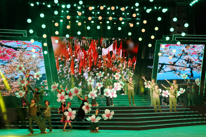 Liên khúc "Dậy mà đi", "Tự nguyện" do nhóm Lạc Việt trình bày. Ảnh: Thu Hương - TTXVN Đặc sắc chương trình nghệ thuật “Việt Nam – Niềm tin ngời sáng” ảnh 5