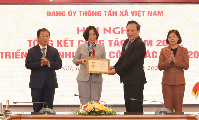Đồng chí Đỗ Việt Hà, Phó Bí thư Đảng uỷ Khối các cơ quan Trung ương trao Kỷ niệm chương của Ban Dân vận Trung ương cho đồng chí Vũ Việt Trang, Bí thư Đảng uỷ, Tổng Giám đốc Thông tấn xã Việt Nam. Ảnh: Phương Hoa - TTXVN Tổng Giám đốc TTXVN Vũ Việt Trang: Giữ vững các giá trị nền tảng, nhanh nhạy thích ứng, làm chủ công nghệ, tăng sức lan tỏa của thông tin ảnh 3