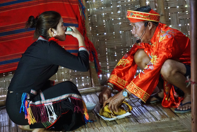 Sau đó mọi người lại tiếp tục hưởng lộc rượu, thịt sau khi thầy cúng làm xong nghi lễ. Ảnh:Hoàng Tâm Tái hiện Lễ cúng ché của dân tộc Ê Đê ảnh 6