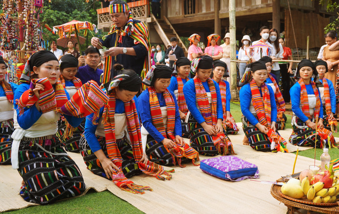 Thầy mo làm phép ban lộc, phát thuốc cho mọi người. Ảnh: Hoàng Tâm Tái hiện lễ hội Chá Mùn của người Thái đen ảnh 7