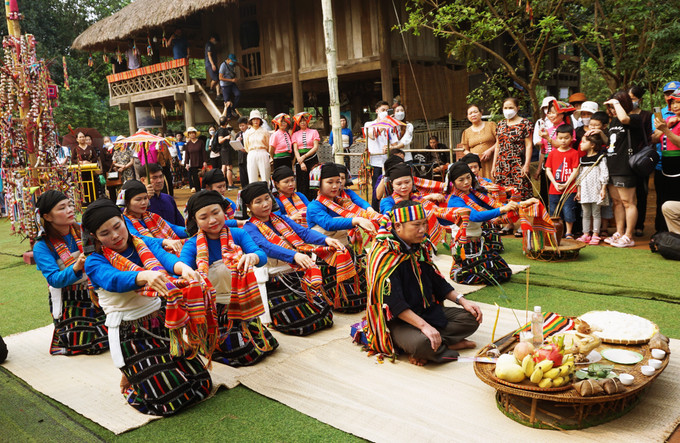 Tương ứng với những lời cúng là những động tác múa mô tả phương thức lao động hằng ngày của các cô gái Thái đen. Ảnh: Hoàng Tâm Tái hiện lễ hội Chá Mùn của người Thái đen ảnh 4