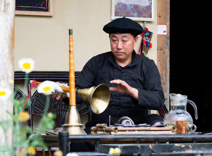 Trưởng thôn Sình Dỉ Gai luôn gìn giữ những nét đẹp văn hoá, những đặc trưng vốn có của dân tộc Lô Lô. Ảnh: Nam Thái - TTXVN Anh Sình Dỉ Gai - trưởng thôn tiên phong làm du lịch ở Lô Lô Chải ảnh 2