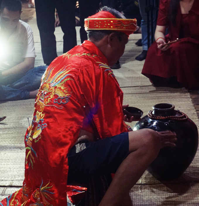 Thầy cúng thực hiện nghi thức nhập hồn vào ché. Ảnh: Hoàng Tâm Tái hiện Lễ cúng ché của dân tộc Ê Đê ảnh 3