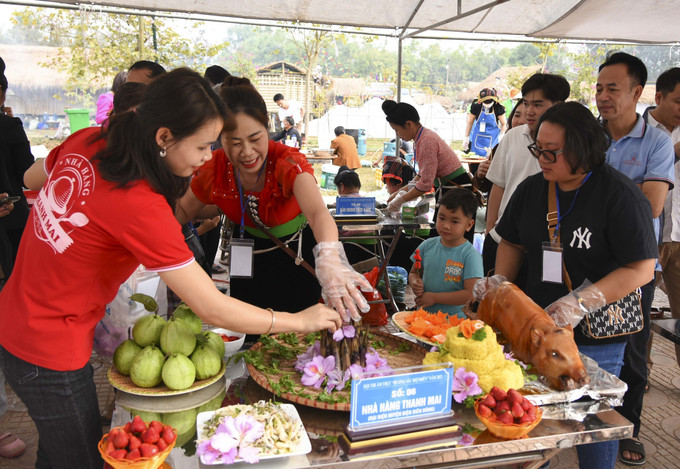 Hội thi thu hút nhiều nhà hàng, bản văn hóa du lịch tham dự. Ảnh: Xuân Tư - TTXVN Độc đáo văn hóa ẩm thực của các cộng đồng dân tộc trong Hội thi “Hương sắc Điện Biên” ảnh 2