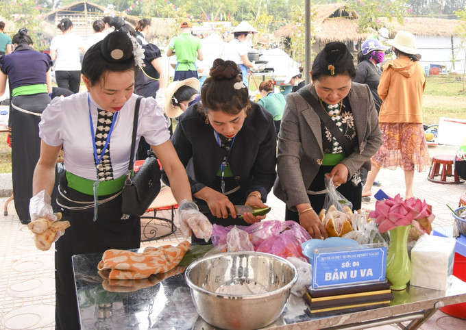 Các đội thi chuẩn bị cho mâm cỗ ẩm thực. Ảnh: Xuân Tư - TTXVN Độc đáo văn hóa ẩm thực của các cộng đồng dân tộc trong Hội thi “Hương sắc Điện Biên” ảnh 1