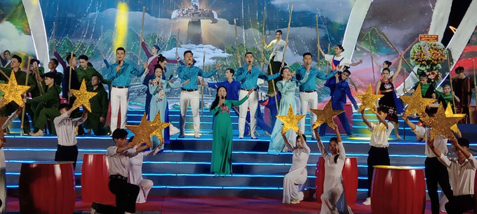 Chương trình văn nghệ chào mừng lễ kỷ niệm. Ảnh: Đoàn Hữu Trung - TTXVN Kỷ niệm 90 năm thành lập Phủ ủy Tam Kỳ và 40 năm thành lập huyện Núi Thành, Quảng Nam ảnh 2