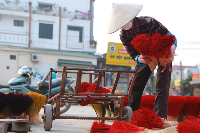 Với nghề làm tăm hương truyền thống, hàng nghìn lao động địa phương đã có công ăn việc làm với thu nhập ổn định từ 300.000 đồng đến 500.000 đồng/ngày. Ảnh Lệ Giang Làng nghề tăm hương truyền thống Quảng Phú Cầu hướng tới “lợi ích kép” ảnh 2