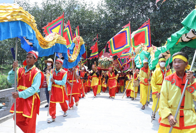 Thực hiện nghi lễ rước kiệu vào khu hành lễ tại đền Suối Tiên. Ảnh: Đức Phương – TTXVN Hàng nghìn du khách nô nức trẩy hội Tràng An ảnh 2