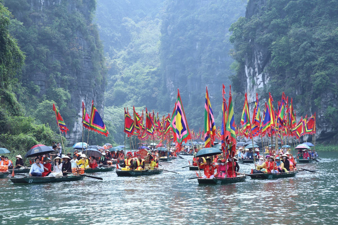 Lễ hội thu hút rất đông du khách. Ảnh: Đức Phương – TTXVN Hàng nghìn du khách nô nức trẩy hội Tràng An ảnh 7