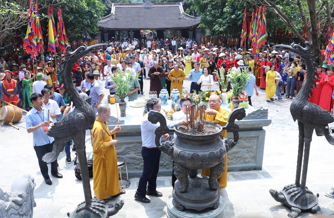 Thực hiện nghi lễ dâng hương tại đền Suối Tiên. Ảnh: Đức Phương – TTXVN Hàng nghìn du khách nô nức trẩy hội Tràng An ảnh 3