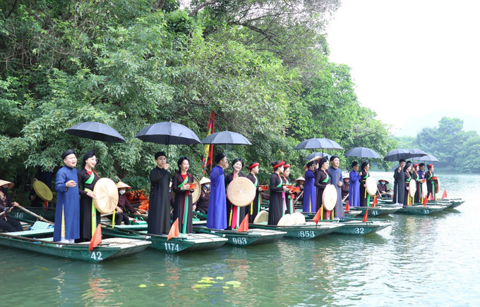 Môt tiết mục văn nghệ đặc sắc dọc tuyến đường thủy vào khu hành lễ. Ảnh: Đức Phương - TTXVN Hàng nghìn du khách nô nức trẩy hội Tràng An ảnh 4