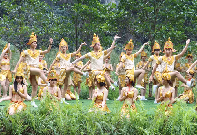 Hàng nghìn du khách nô nức trẩy hội Tràng An ảnh 5