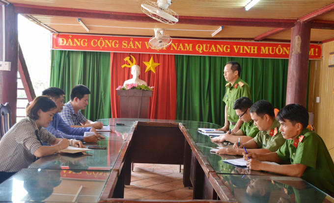 Công an chính quy xã biên giới Ia Lốp, huyện Ea Súp, tỉnh Đắk Lắk cùng với chính quyền, ban, ngành họp bàn công tác triển khai phối hợp. Ảnh: Hoài Thu – TTXVN. Điểm tựa của nhân dân vùng biên giới ảnh 1