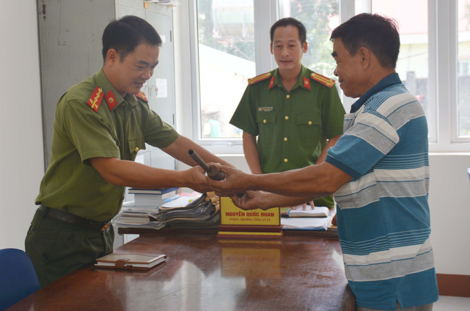 Người dân giao nộp vũ khí cho Công an chính quy xã biên giới Ia Lốp, huyện Ea Súp, tỉnh Đắk Lắk. Ảnh: Hoài Thu – TTXVN Điểm tựa của nhân dân vùng biên giới ảnh 4