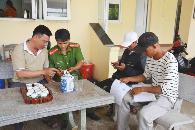 Công an chính quy xã biên giới Ia Lốp, huyện Ea Súp, tỉnh Đắk Lắk hướng dẫn người dân cài đặt và kích hoạt tài khoản định danh điện tử. Ảnh: Hoài Thu – TTXVN. Điểm tựa của nhân dân vùng biên giới ảnh 2