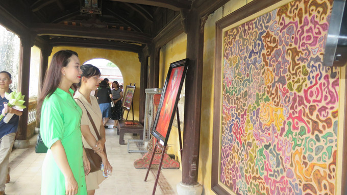 Du khách tham quan triển lãm. Ảnh: Tường Vi - TTXVN. Triển lãm “Diễn xướng cung đình Huế qua tác phẩm mỹ thuật” ảnh 2