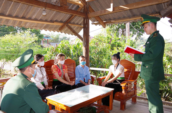 Bộ đội Biên phòng tỉnh Điện Biên thường xuyên đi cơ sở, bám nắm địa bàn, trao đổi và tuyên truyền, phổ biến kiến thức, kỹ thuật trong phát triển kinh tế, chăm sóc cây trồng, vật nuôi đến từng người dân tại các bản làng. Ảnh: Xuân Tiến - TTXVN Phát triển đảng viên các xã biên giới ở Điện Biên ảnh 1