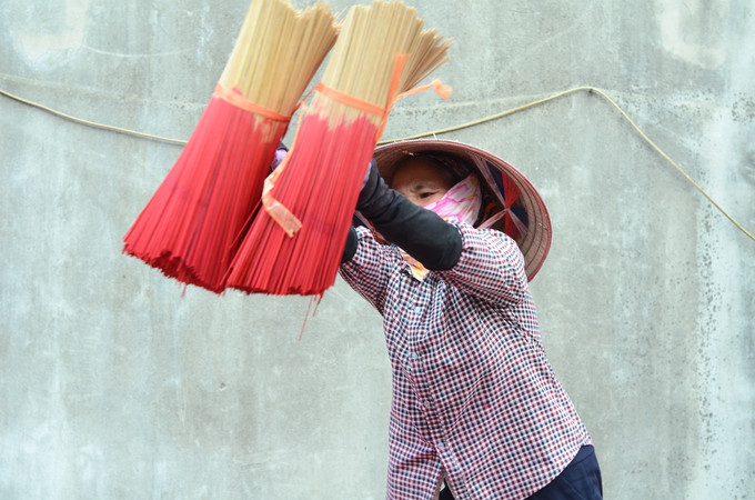 Tăm hương được nhúng phẩm màu để có màu sắc tươi tắn, đẹp mắt sau đó sẽ đem đi phơi nắng. Ảnh Lệ Giang Làng nghề tăm hương truyền thống Quảng Phú Cầu hướng tới “lợi ích kép” ảnh 8