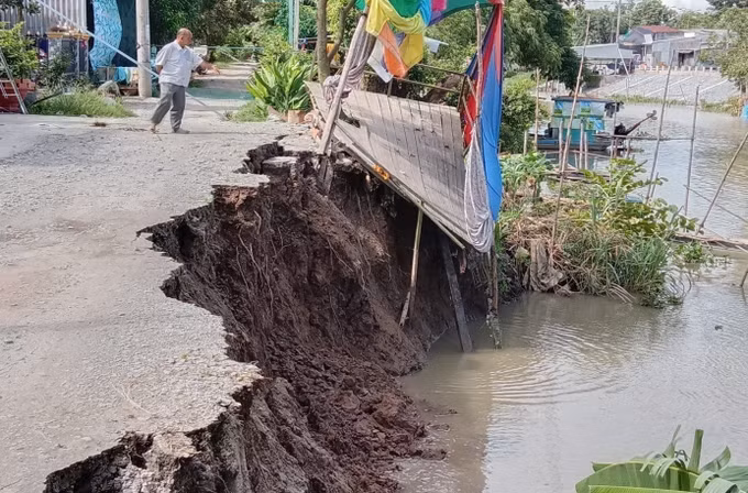 An Giang: Kênh 10 Châu Phú bị sạt lở 30m ảnh 1