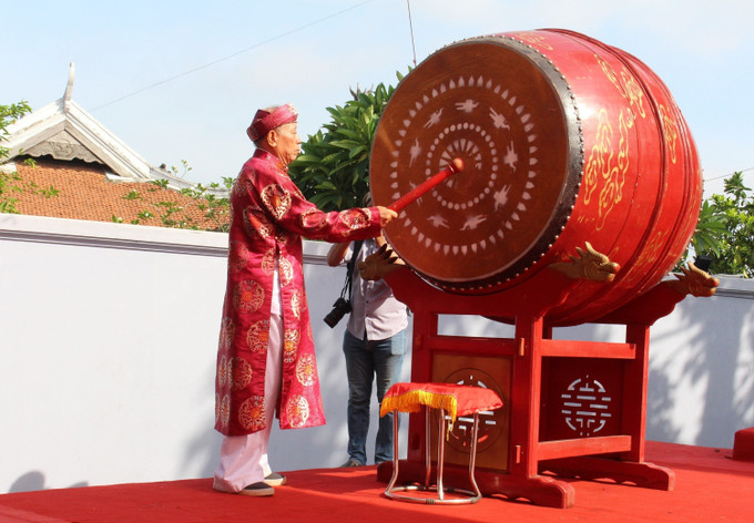 Đánh trống khai Hội truyền thống Đình Chèm. Ảnh: Nguyễn Thắng - TTXVN Khai hội truyền thống Đình Chèm năm 2023 ảnh 2