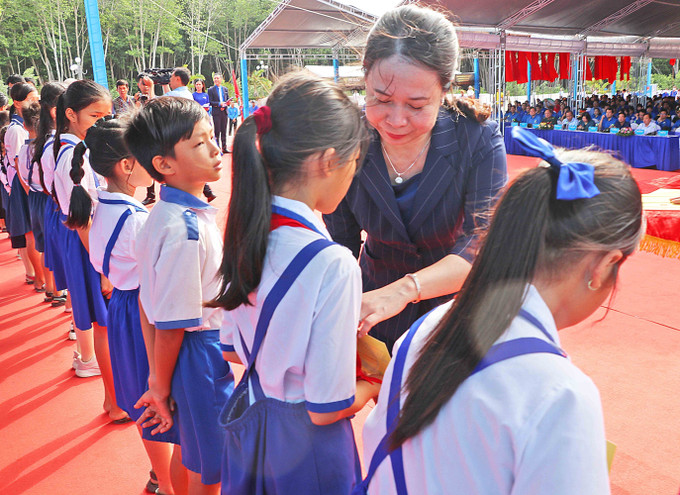 Phó chủ tịch nước Võ Thị Ánh Xuân trao học bổng cho các em học sinh có hoàn cảnh khó khăn trên địa bàn. Ảnh: Huỳnh Anh - TTXVN Phó Chủ tịch nước Võ Thị Ánh Xuân dự Lễ ra quân Chiến dịch Thanh niên tình nguyện hè năm 2023 ảnh 4