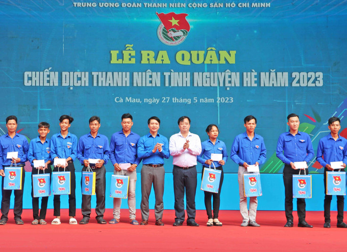 Chủ tịch UBND tỉnh Cà Mau Huỳnh Quốc Việt (áo trắng) cùng lãnh đạo Ban chấp hành Trung ương đoàn trao tặng 20 phần quà cho thanh niên dân tộc thiểu số. Ảnh: Huỳnh Anh - TTXVN Phó Chủ tịch nước Võ Thị Ánh Xuân dự Lễ ra quân Chiến dịch Thanh niên tình nguyện hè năm 2023 ảnh 5