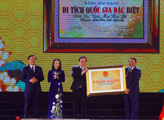 Bộ trưởng Bộ Văn hóa, Thể thao và Du lịch Nguyễn Văn Hùng trao Bằng xếp hạng di tích quốc gia đặc biệt Đền thờ Vua Mai Hắc Đế đến Đảng bộ, chính quyền tỉnh Nghệ An và huyện Nam Đàn. Ảnh: Tá Chuyên - TTXVN Kỷ niệm 1310 năm khởi nghĩa Hoan Châu và Khai hội Lễ hội Đền Vua Mai năm 2023 ảnh 1