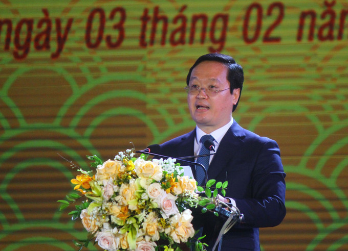 Chủ tịch UBND tỉnh Nghệ An Nguyễn Đức Trung đọc diễn văn Lễ kỷ niệm. Ảnh: Tá Chuyên - TTXVN Kỷ niệm 1310 năm khởi nghĩa Hoan Châu và Khai hội Lễ hội Đền Vua Mai năm 2023 ảnh 2