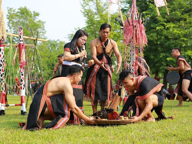 Lễ vật cho buổi lễ cúng máng nước là gà trống. Ảnh: Hồng Trang Tái hiện lễ cúng máng nước của đồng bào Ca Dong ảnh 1