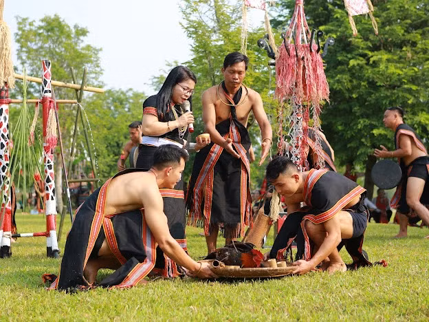 Tái hiện lễ cúng máng nước của đồng bào Ca Dong ảnh 1
