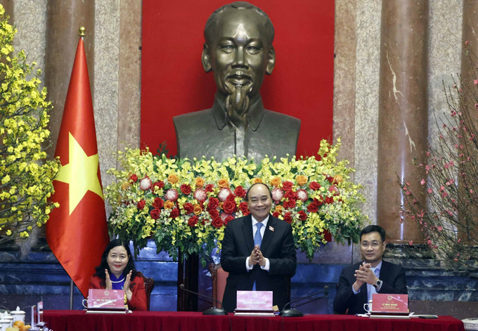 Chủ tịch nước Nguyễn Xuân Phúc gặp mặt các nhân vật trong chương trình “Việc tử tế” của Đài Truyền hình Việt Nam trong năm 2022. Ảnh: Thống Nhất - TTXVN Chủ tịch nước tiếp các đại biểu trong chương trình "Việc tử tế" ảnh 1
