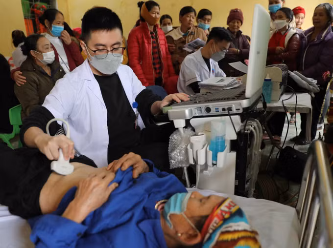 "Tết đồng bào 2023" giúp đỡ người có hoàn cảnh khó khăn, gia đình chính sách tỉnh Hòa Bình ảnh 4